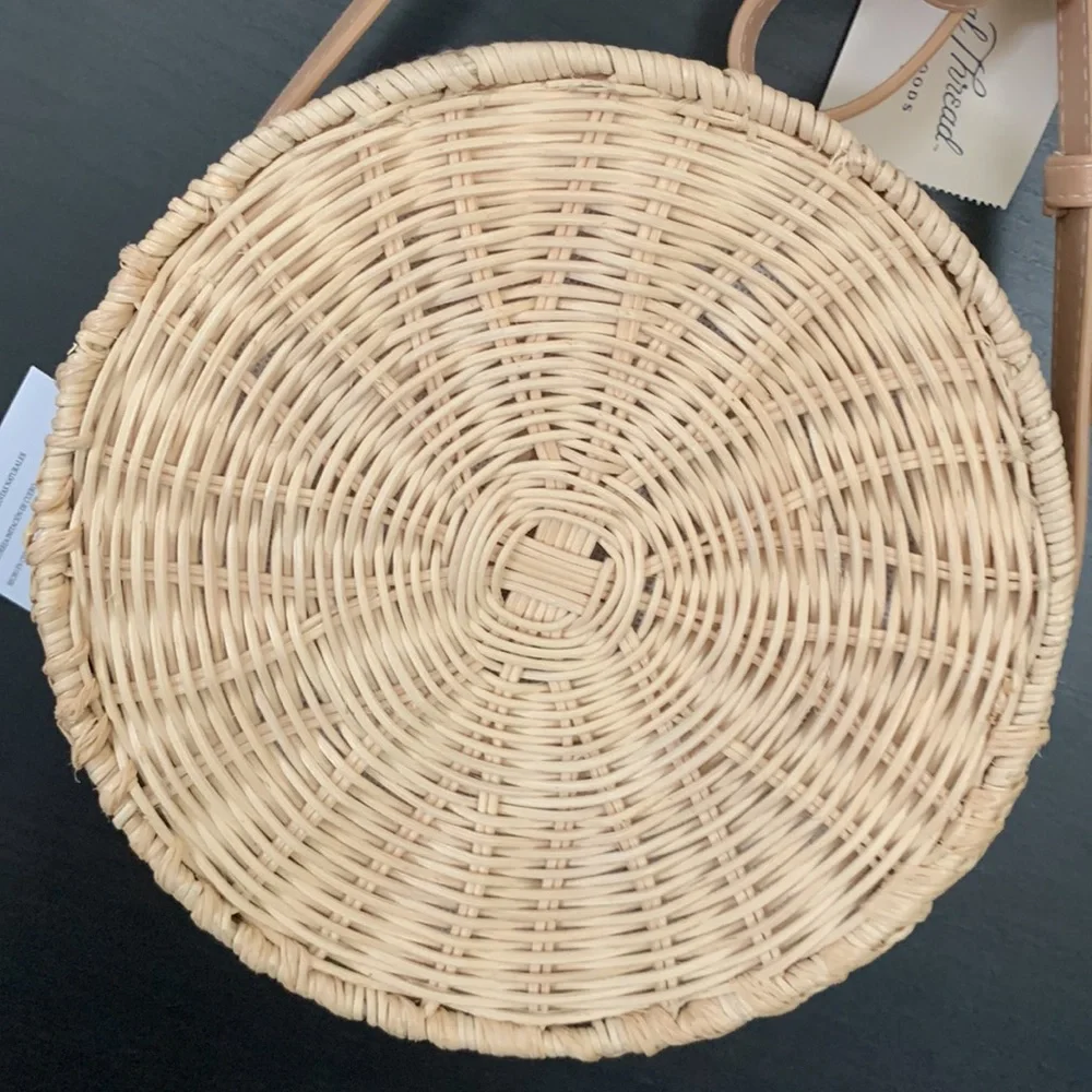 Universal Thread Round Zip Closure Straw Bag